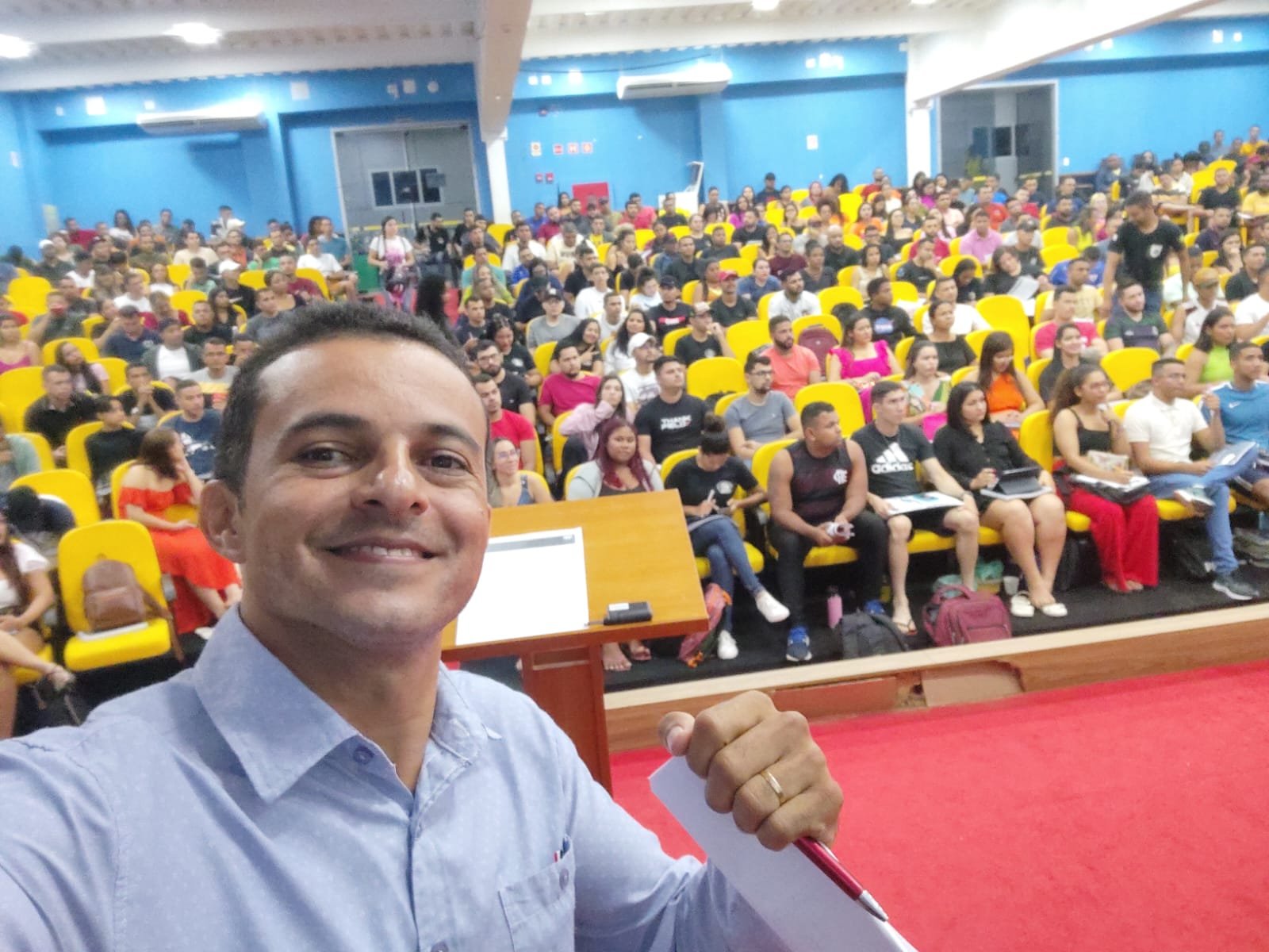 Professor Gesiel ministrando aula para muitos alunos